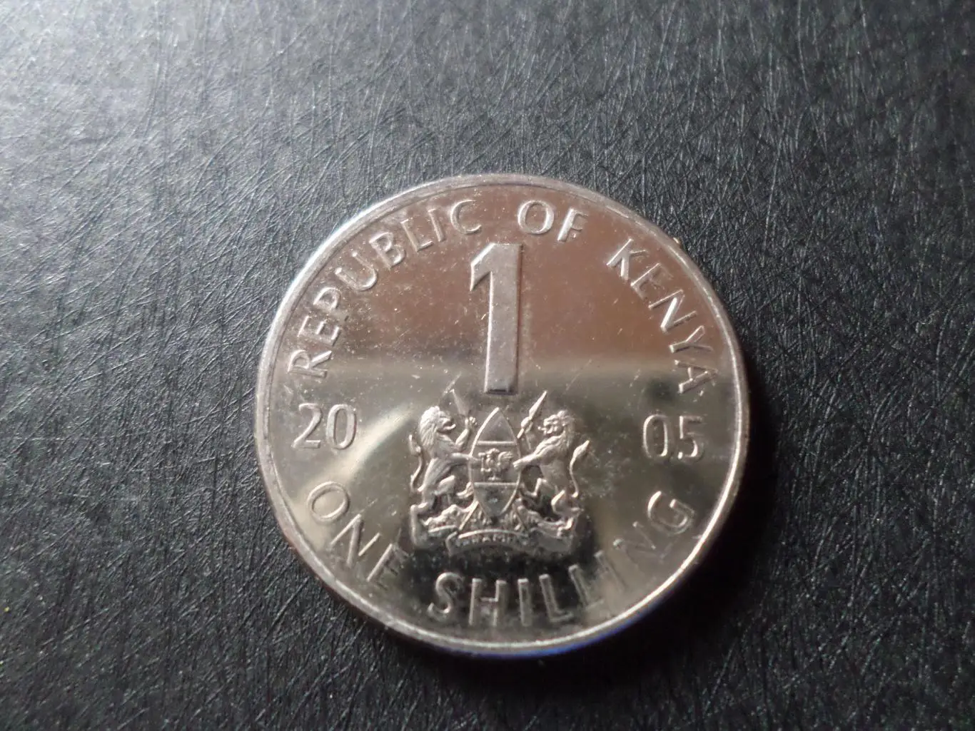 Монета 1 шиллинг Кения 2005 г 1