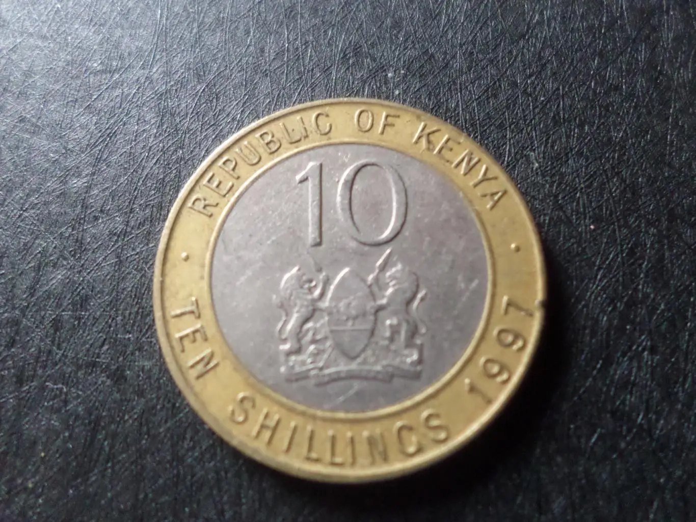 Монета 10 шиллингов Кения 1997 г