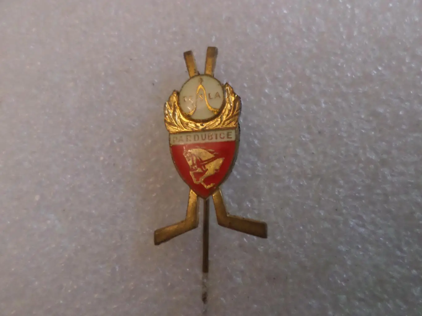 Значок ХК Тесла Пардубице Чехословакия хоккей