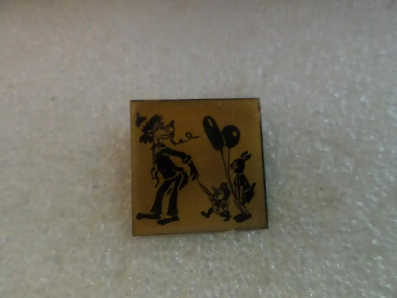 Значок детский мультфильм Ну погоди Волк в парке