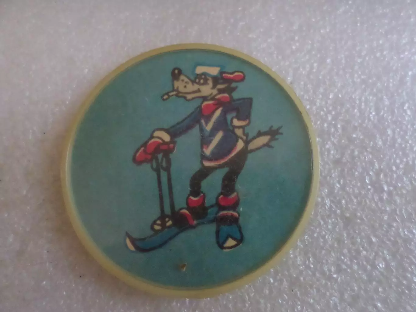 Значок детский мультфильм Ну погоди Волк спортсмен на лыжах