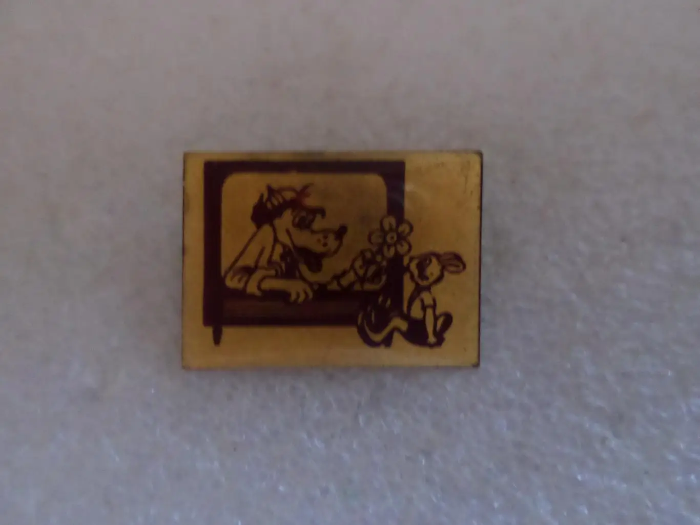 Значок детский мультфильм Ну погоди Волк и Заяц в телевизоре