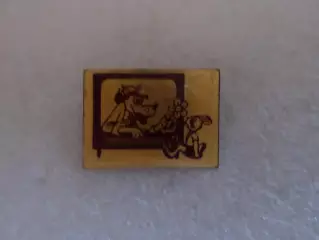 Значок детский мультфильм Ну погоди Волк и Заяц в телевизоре