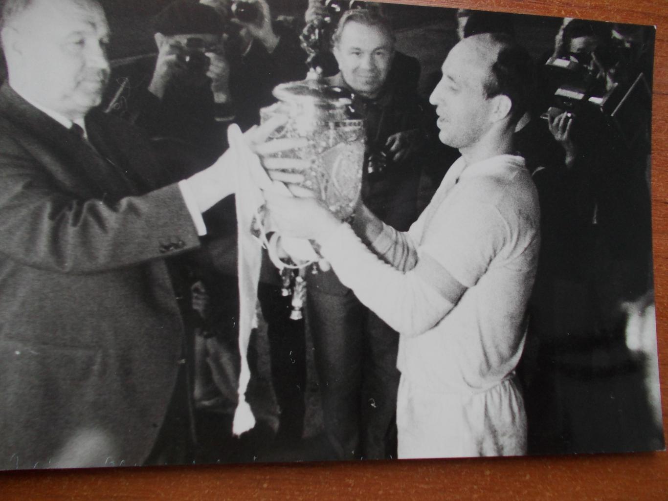 1969 г.Вручение кубка СССР капитану Карпат Игорю Кульчицкому