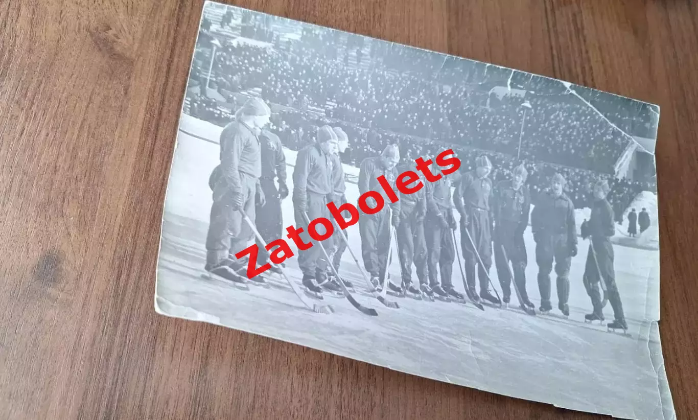 Фото Хоккей с мячом Динамо Москва перед матчем со СКА Свердловск 1960