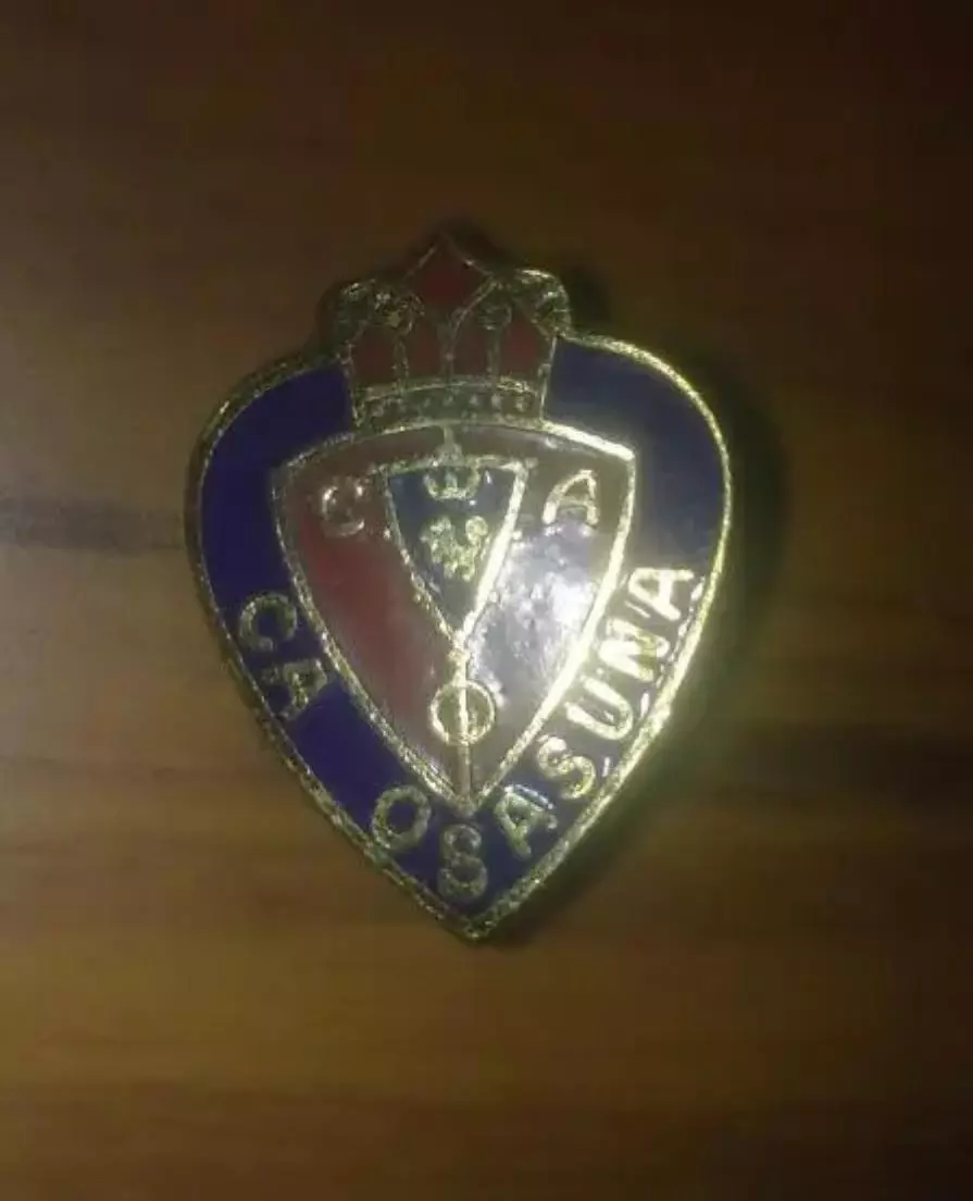 Знак футбол. Осасуна Испания (заколка)