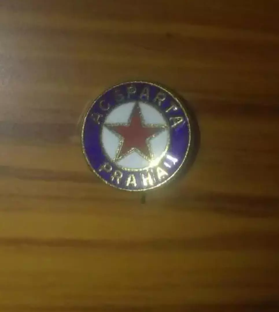Знак футбол. Спарта Прага Чехия (заколка)
