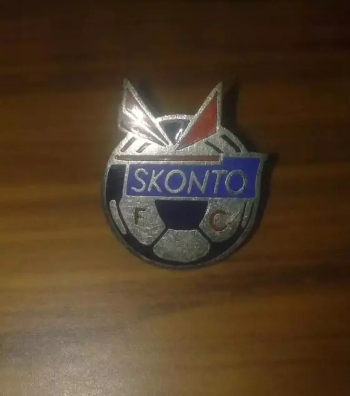 Знак футбол. Сконто Рига Латвия (заколка)