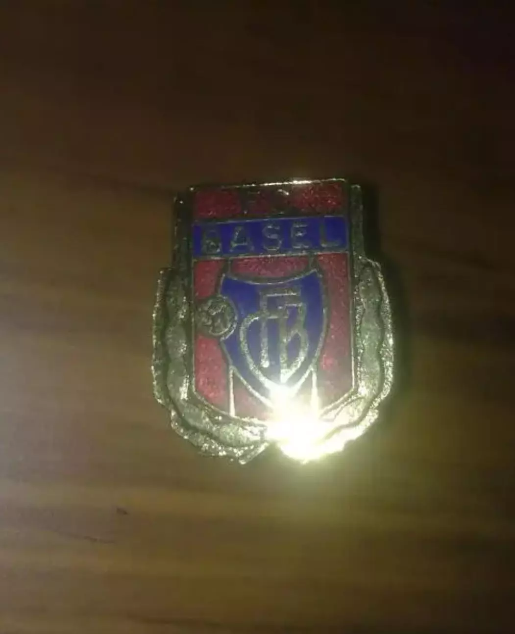 Знак футбол. Базель Швейцария (заколка)