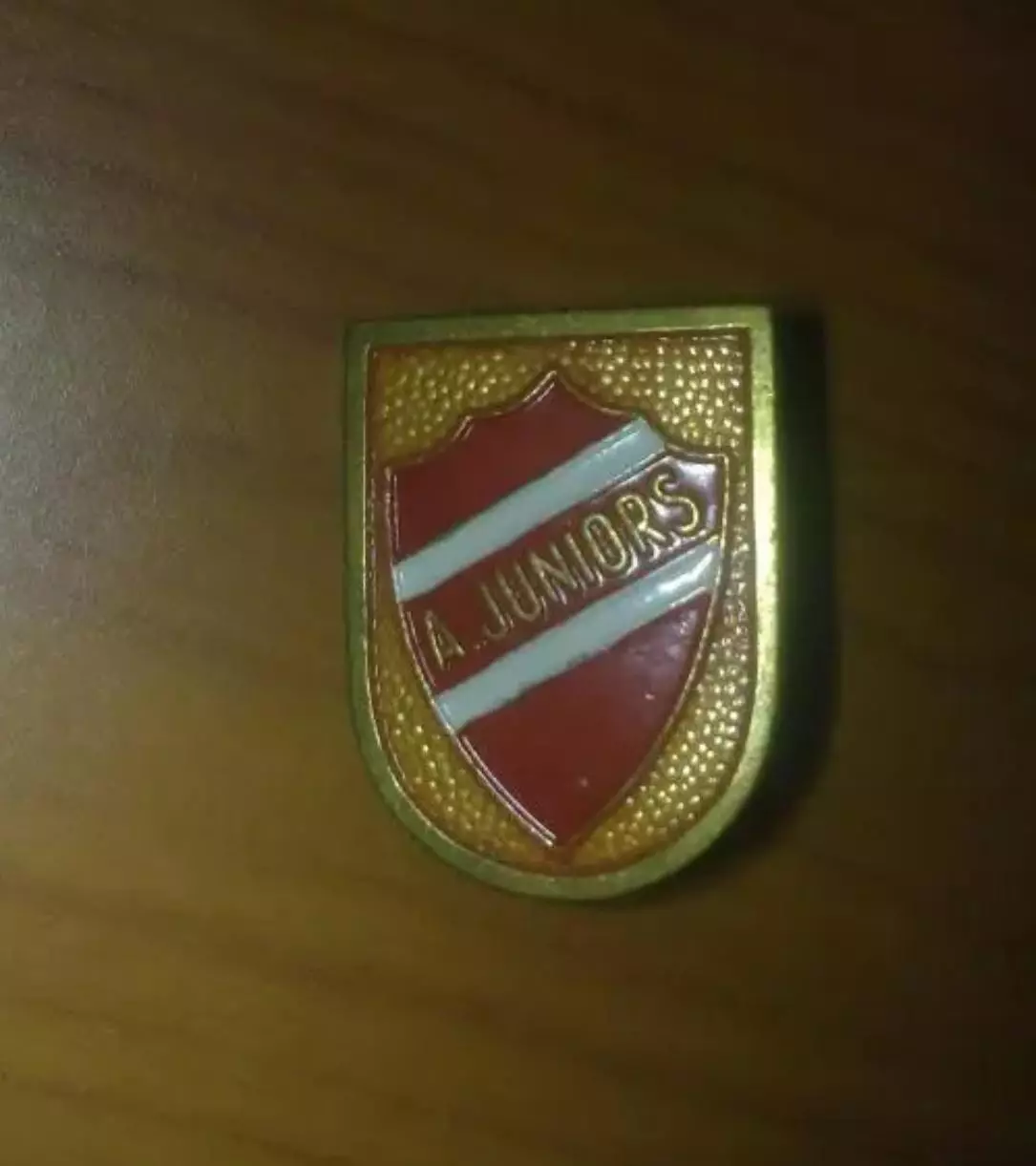Знак футбол. Атлетико Хуниорс Аргентина (заколка)