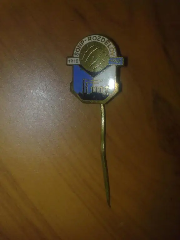 Знак футбол. старый, на игле 8