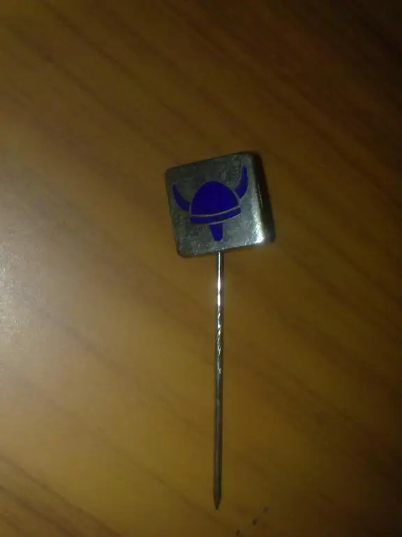 Знак футбол. старый, на игле 122