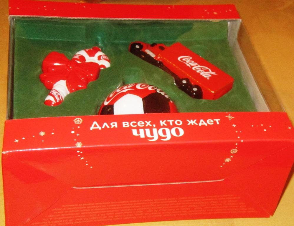 Футбольный набор ёлочных игрушек от Кока-Кола.