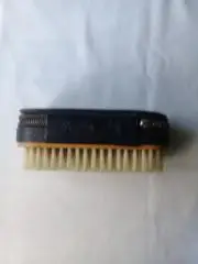 Щетка раскладная. На молнии. Обшивка из дермантина.