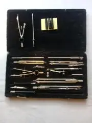 Готовальня. Полный набор чертежных инструментов. Есть запасные иглы, винты.