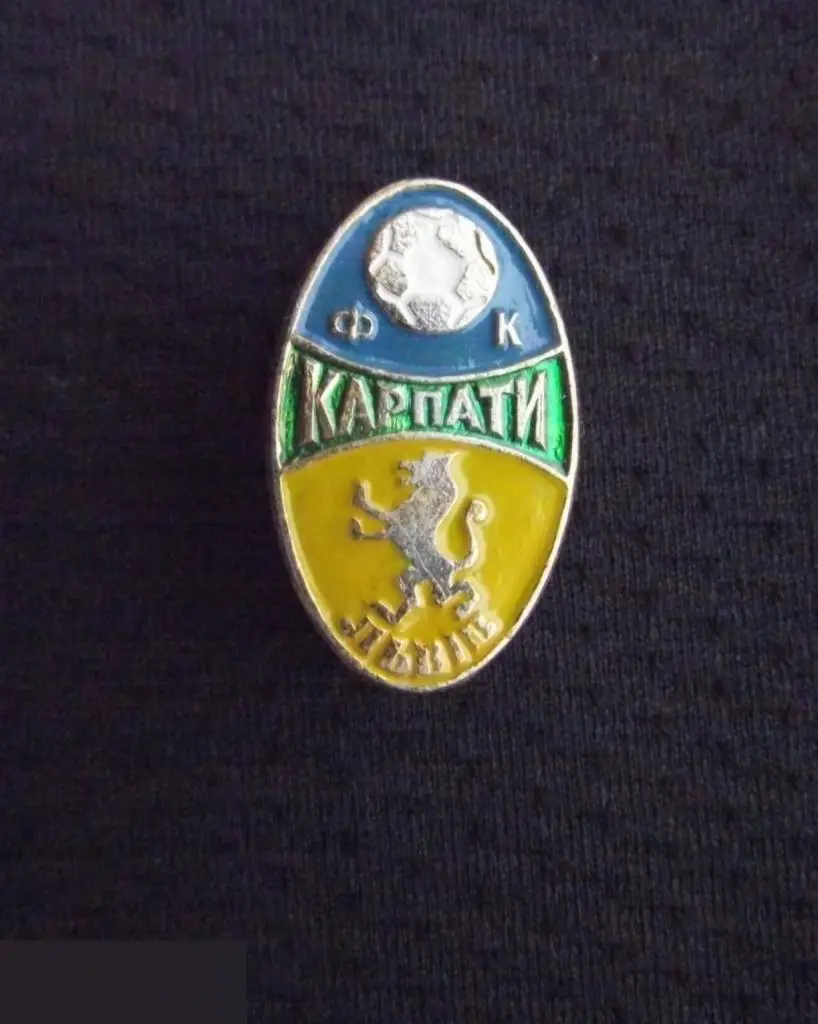 М ЗНАЧОК СССР УССР УКРАИНА ФУТБОЛ ФК ФУТБОЛЬНЫЙ КЛУБ КАРПАТЫ ЛЬВОВ ЛЕВ ЗОЛОТИСТЫЙ 16х27mm 2-й