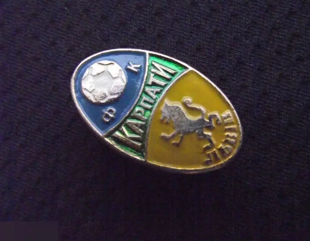 М ЗНАЧОК СССР УССР УКРАИНА ФУТБОЛ ФК ФУТБОЛЬНЫЙ КЛУБ КАРПАТЫ ЛЬВОВ ЛЕВ ЗОЛОТИСТЫЙ 16х27mm 2-й 2