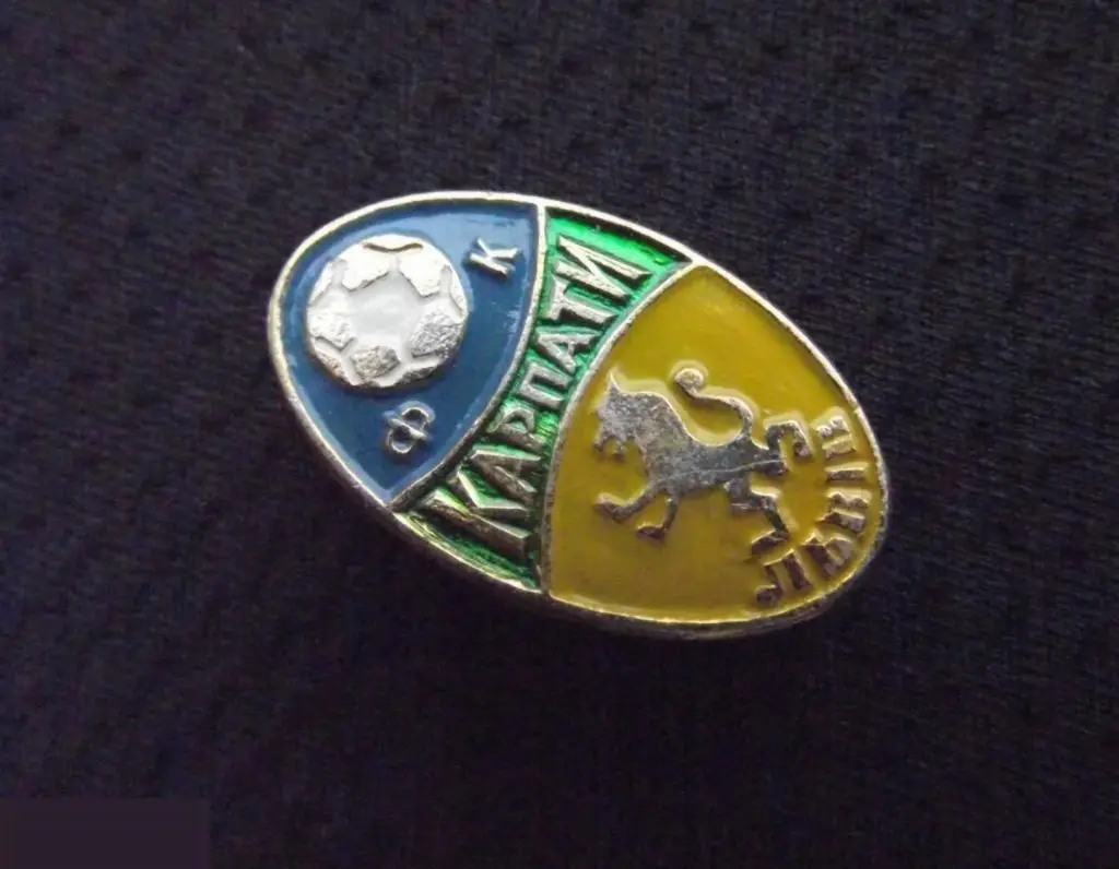 М ЗНАЧОК СССР УССР УКРАИНА ФУТБОЛ ФК ФУТБОЛЬНЫЙ КЛУБ КАРПАТЫ ЛЬВОВ ЛЕВ ЗОЛОТИСТЫЙ 16х27mm 2-й 3