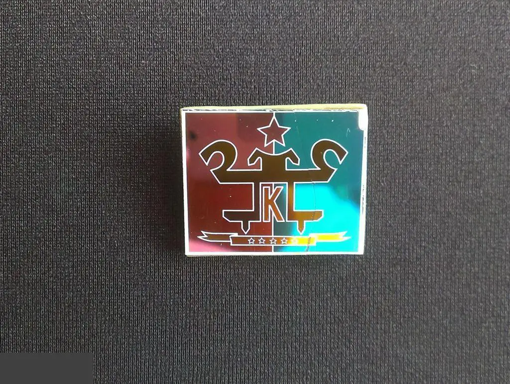 В ЗНАЧОК НЕИЗВЕСТНЫЙ НАУКЕ ЗНАЧОК С ЛИТЕРОЙКСИТАЛЛ ЗЕРКАЛЬНЫЙ СТЕКЛО ТРЕСНУТЫЙ ! 1