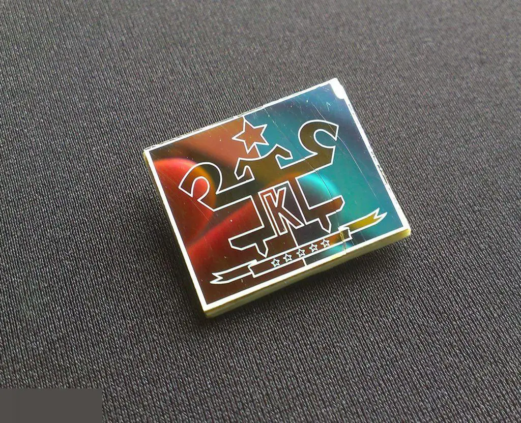 В ЗНАЧОК НЕИЗВЕСТНЫЙ НАУКЕ ЗНАЧОК С ЛИТЕРОЙКСИТАЛЛ ЗЕРКАЛЬНЫЙ СТЕКЛО ТРЕСНУТЫЙ ! 2