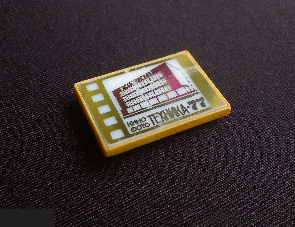 М ЗНАЧОК СССР УССР УКРАИНА ХАРЬКОВ КИНО ФОТО ТЕХНИКА 77 1977 ФОТОТЕХНИКА МАГАЗИН ВЫСТАВКА ЗЕРКАЛЬНЫЙ 1