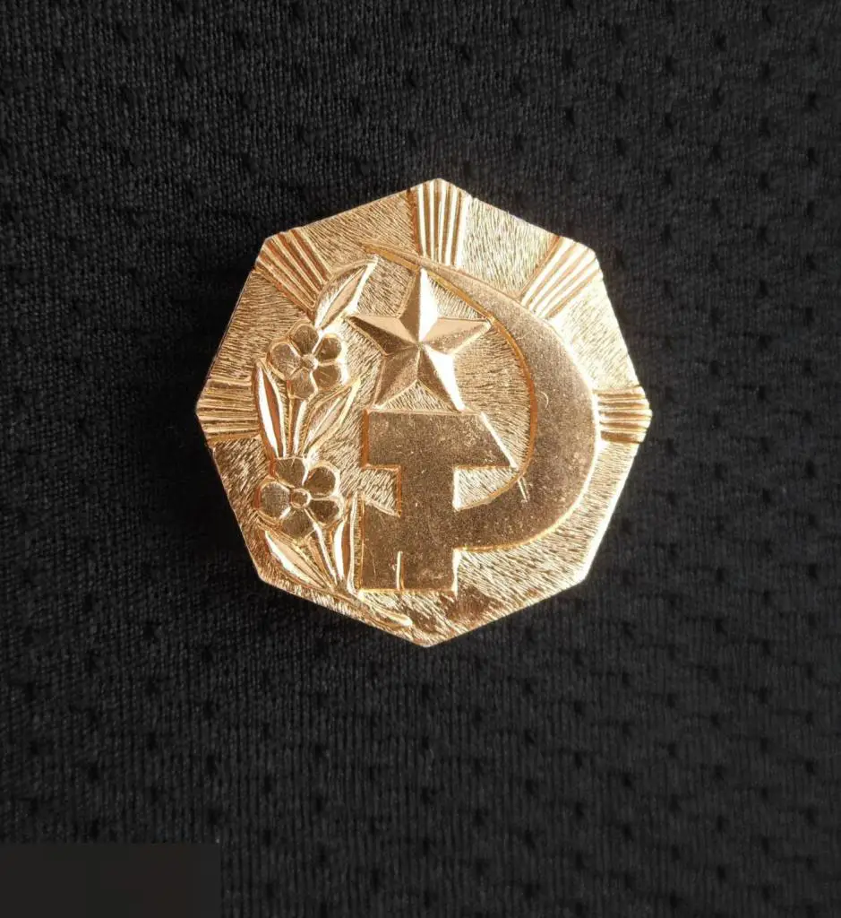 М ЗНАЧОК СССР ОКТЯБРЬСКАЯ РЕВОЛЮЦИЯ ? СЕРП И МОЛОТ СИП ЗВЕЗДА 27х27mm