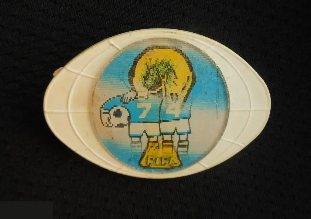 М ЗНАЧОК СССР ФУТБОЛ WORLD CUP FIFA ФИФА ЧЕМПИОНАТ МИРА ЧМ ГЕРМАНИЯ ФРГ 1974 74 ПЕРЕЛИВ. БОЛЬШОЙ 2-й 2