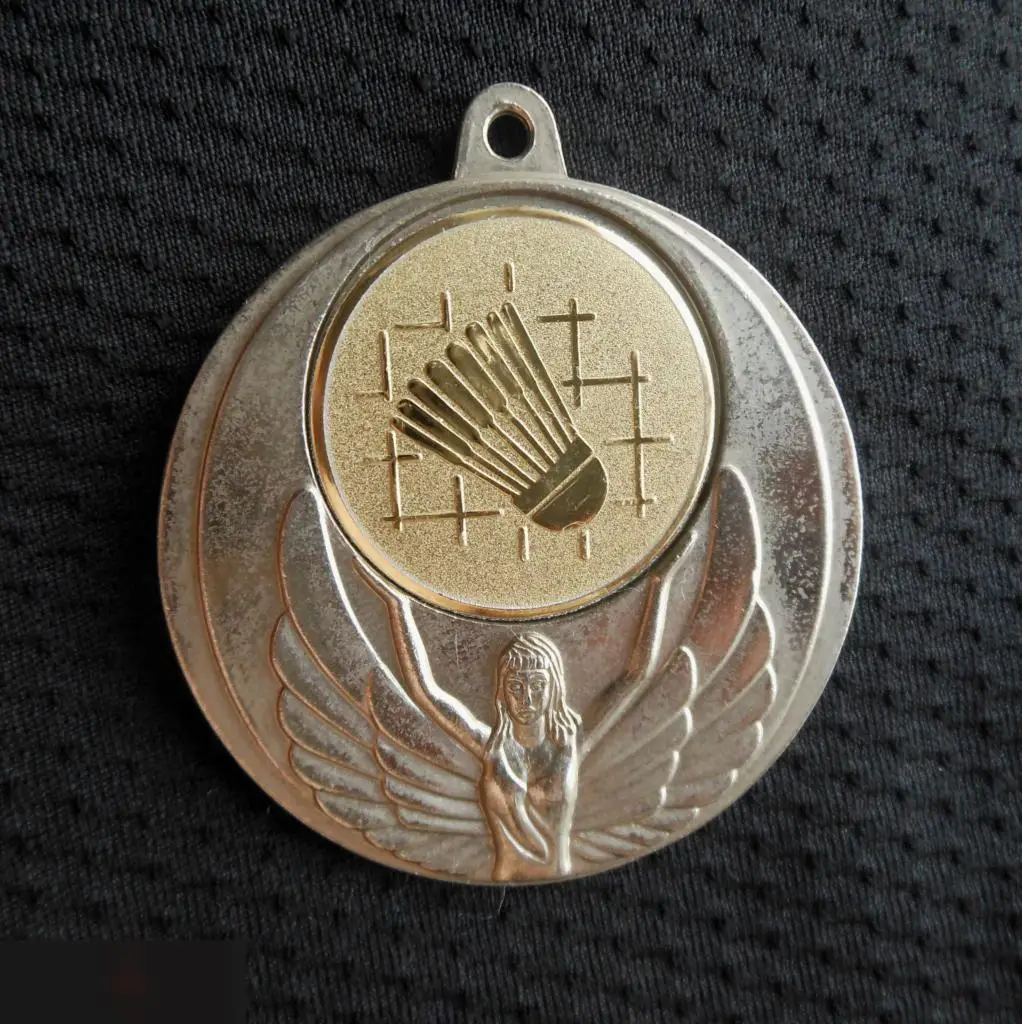 М МЕДАЛЬ СПОРТИВНАЯ БАДМИНТОН СЕРЕБРИСТАЯ НИКА ТЯЖЕЛАЯ D=44mm 19-я