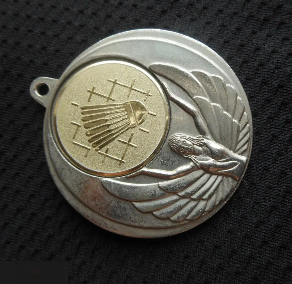 М МЕДАЛЬ СПОРТИВНАЯ БАДМИНТОН СЕРЕБРИСТАЯ НИКА ТЯЖЕЛАЯ D=44mm 19-я 2