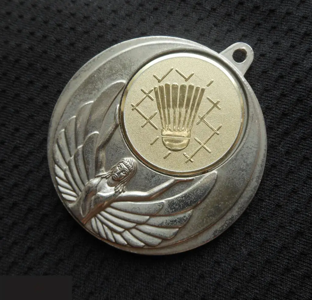 М МЕДАЛЬ СПОРТИВНАЯ БАДМИНТОН СЕРЕБРИСТАЯ НИКА ТЯЖЕЛАЯ D=44mm 19-я 3