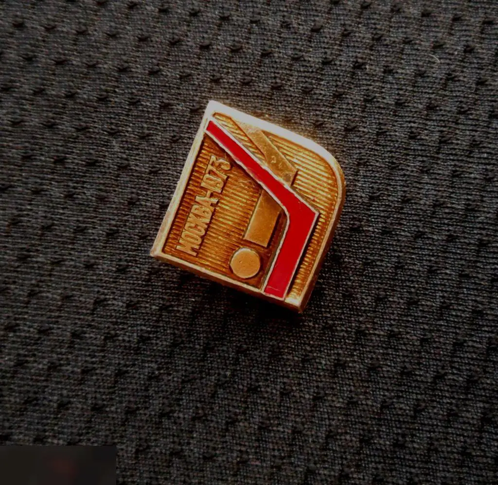 М ЗНАЧОК СССР ХОККЕЙ ЧЕМПИОНАТ МИРА ЧМ МОСКВА 73 1973 ПРОСТО КЛЮШКИ 17х17mm 2-й 1