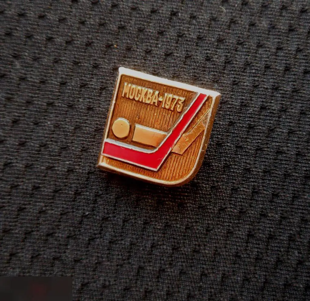 М ЗНАЧОК СССР ХОККЕЙ ЧЕМПИОНАТ МИРА ЧМ МОСКВА 73 1973 ПРОСТО КЛЮШКИ 17х17mm 2-й 2