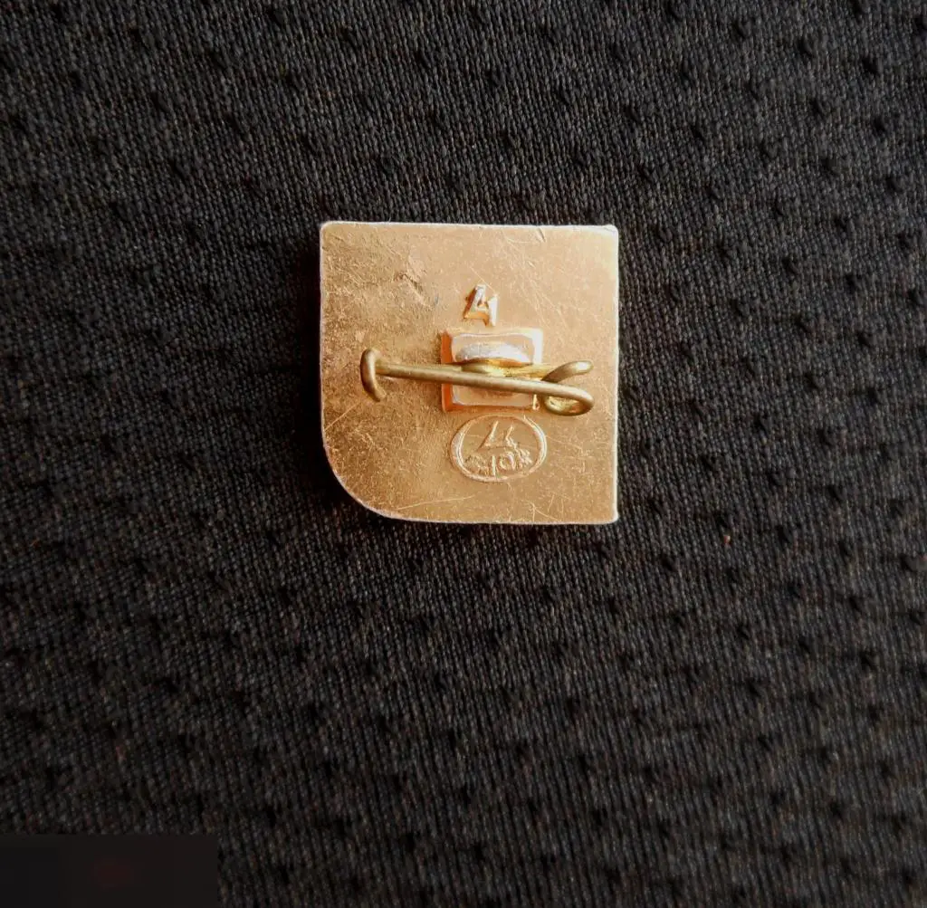 М ЗНАЧОК СССР ХОККЕЙ ЧЕМПИОНАТ МИРА ЧМ МОСКВА 73 1973 ПРОСТО КЛЮШКИ 17х17mm 2-й 3