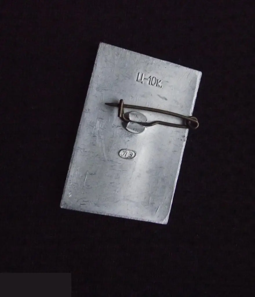 М ЗНАЧОК СССР ПАМЯТНИК ГЕРОИЧЕСКИМ ЗАЩИТНИКАМ ГОРОДА ЛЕНИНГРАДА ВОВ КЛЕЙМО ЛЭ 25х36mm 1-й 3