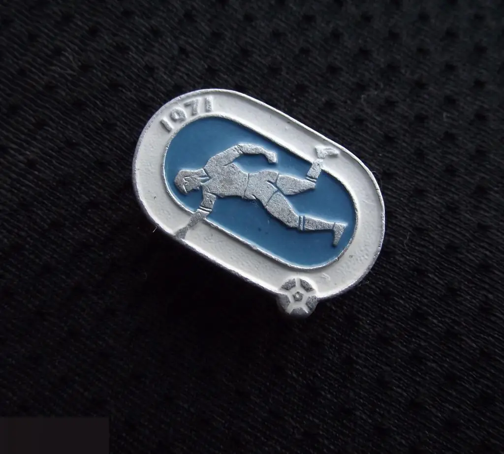 М ЗНАЧОК ФУТБОЛ СССР ФУТБОЛЬНЫЙ КЛУБ ФК ДИНАМО КИЕВ ? ЧЕМПИОН ЧЕМПИОНАТ СССР 1971 71 ФУТБОЛИСТ 2-й 3