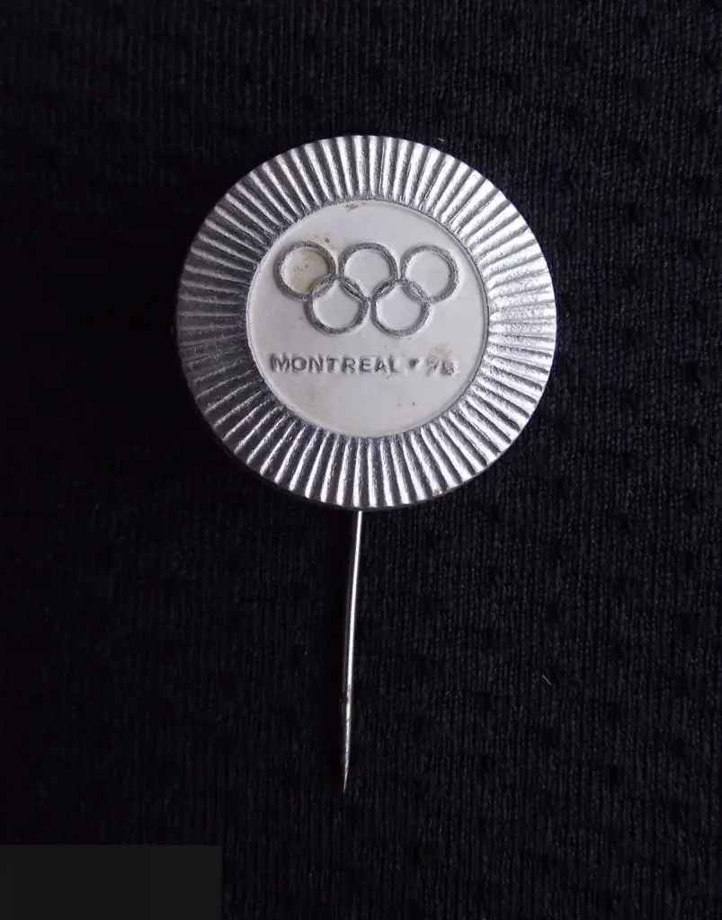 М ЗНАЧОК ИНОСТРАННЫЙ КОЛЬЦА БЕЛЫЙ ФОН ОЛИМПИАДА 1976 МОНРЕАЛЬ КАНАДА MONTREAL 76 CANADA ИГЛА 2-й
