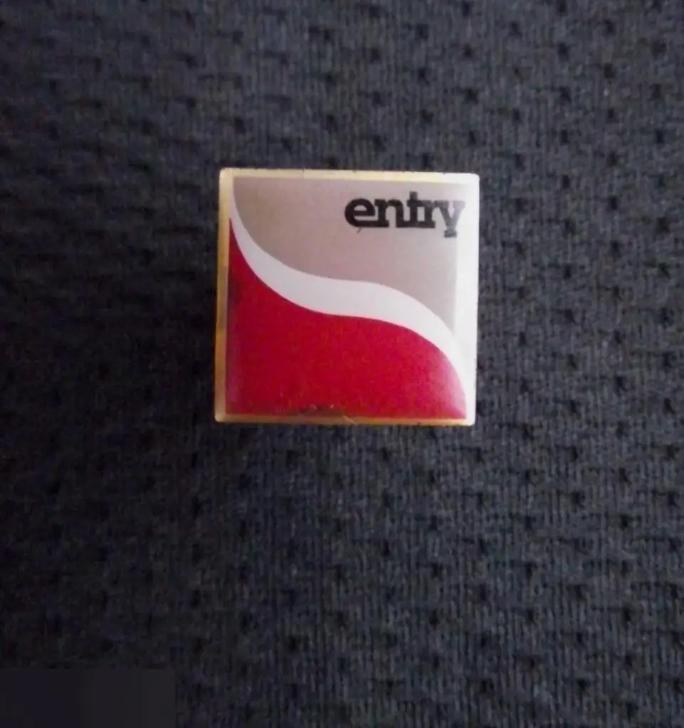 М ЗНАЧОК ИНОСТРАННЫЙ НЕИЗВЕСТНЫЙ ЛОГОТИП ENTRY КРЕПЛЕНИЕ ЦАНГА