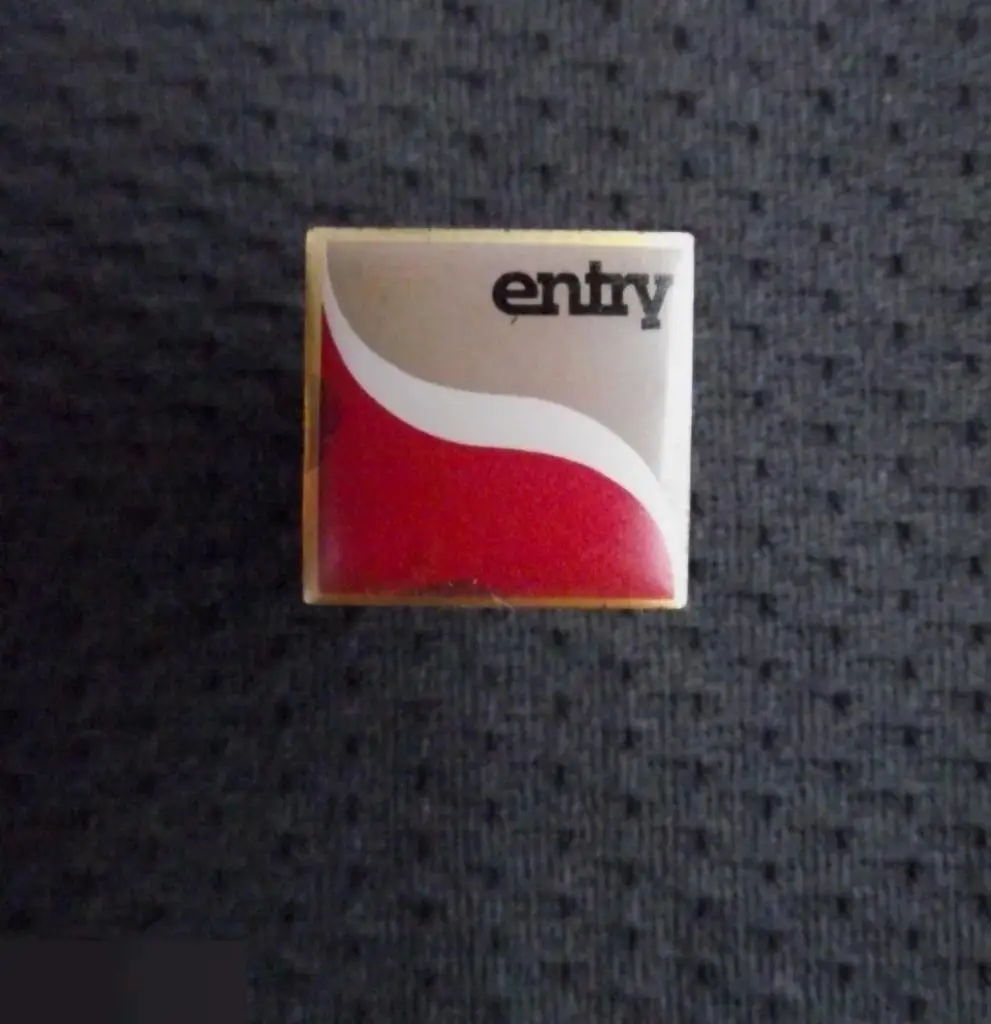 М ЗНАЧОК ИНОСТРАННЫЙ НЕИЗВЕСТНЫЙ ЛОГОТИП ENTRY КРЕПЛЕНИЕ ЦАНГА 2