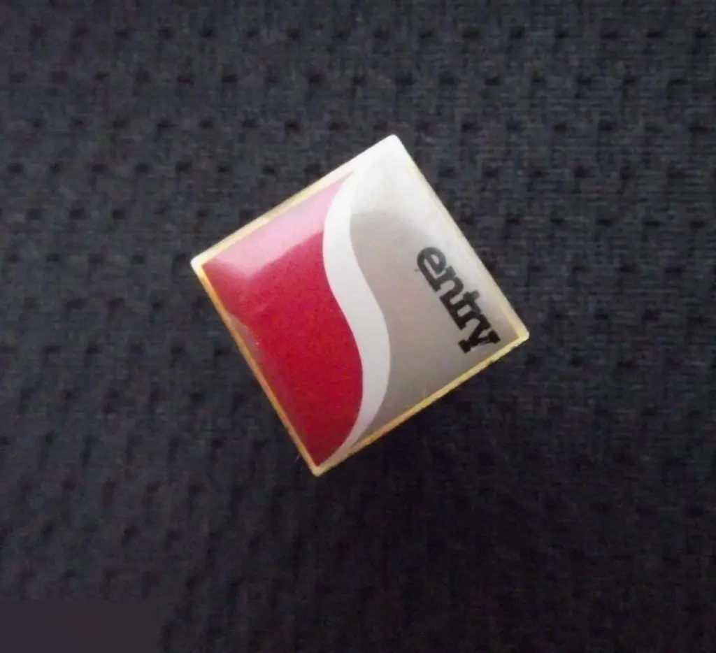 М ЗНАЧОК ИНОСТРАННЫЙ НЕИЗВЕСТНЫЙ ЛОГОТИП ENTRY КРЕПЛЕНИЕ ЦАНГА 4