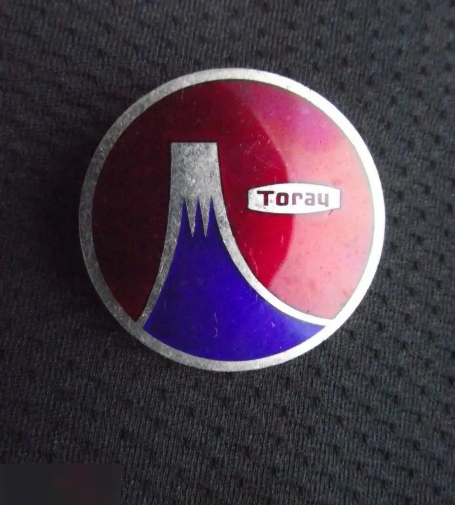 ЗНАЧОК ИНОСТРАННЫЙ СССР ? Toray Выставка химических волокон Акционерное общество Тоио Рейон Япония