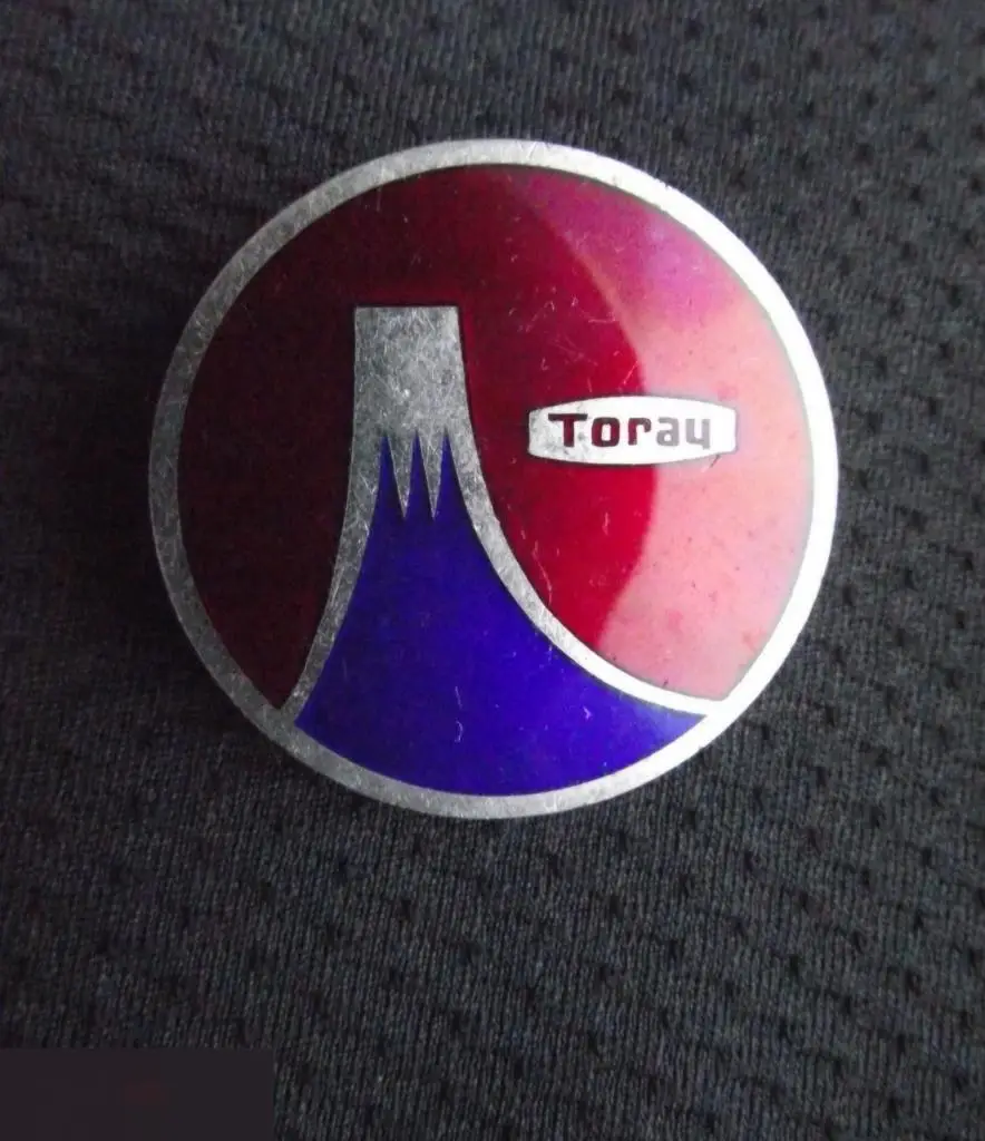 ЗНАЧОК ИНОСТРАННЫЙ СССР ? Toray Выставка химических волокон Акционерное общество Тоио Рейон Япония 1