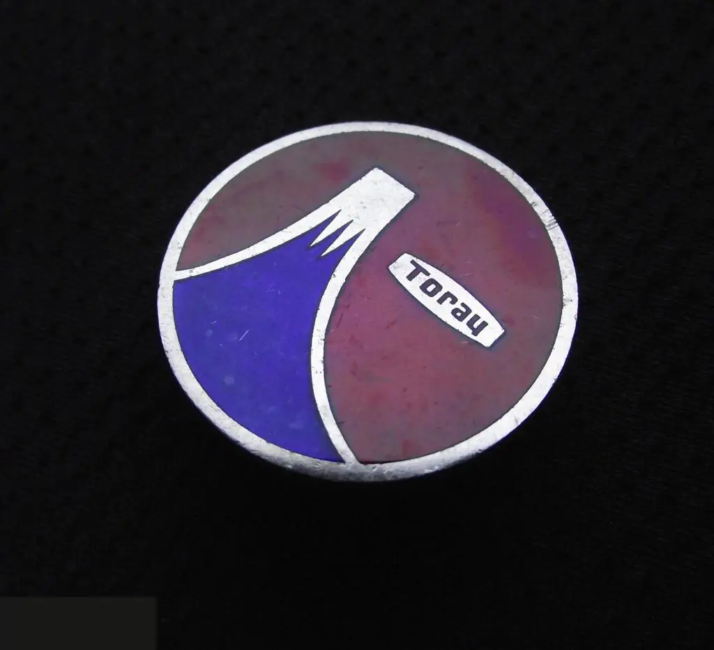 ЗНАЧОК ИНОСТРАННЫЙ СССР ? Toray Выставка химических волокон Акционерное общество Тоио Рейон Япония 4