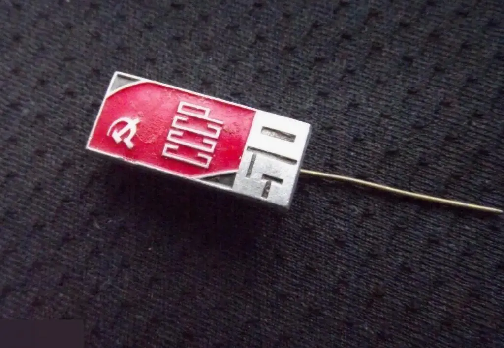 М ЗНАЧОК СССР 50 ЛЕТ ЮБИЛЕЙ ФЛАГ УЗКИЙ МИНИАТЮРНЫЙ ИГЛА 8х21mm 4-й 1