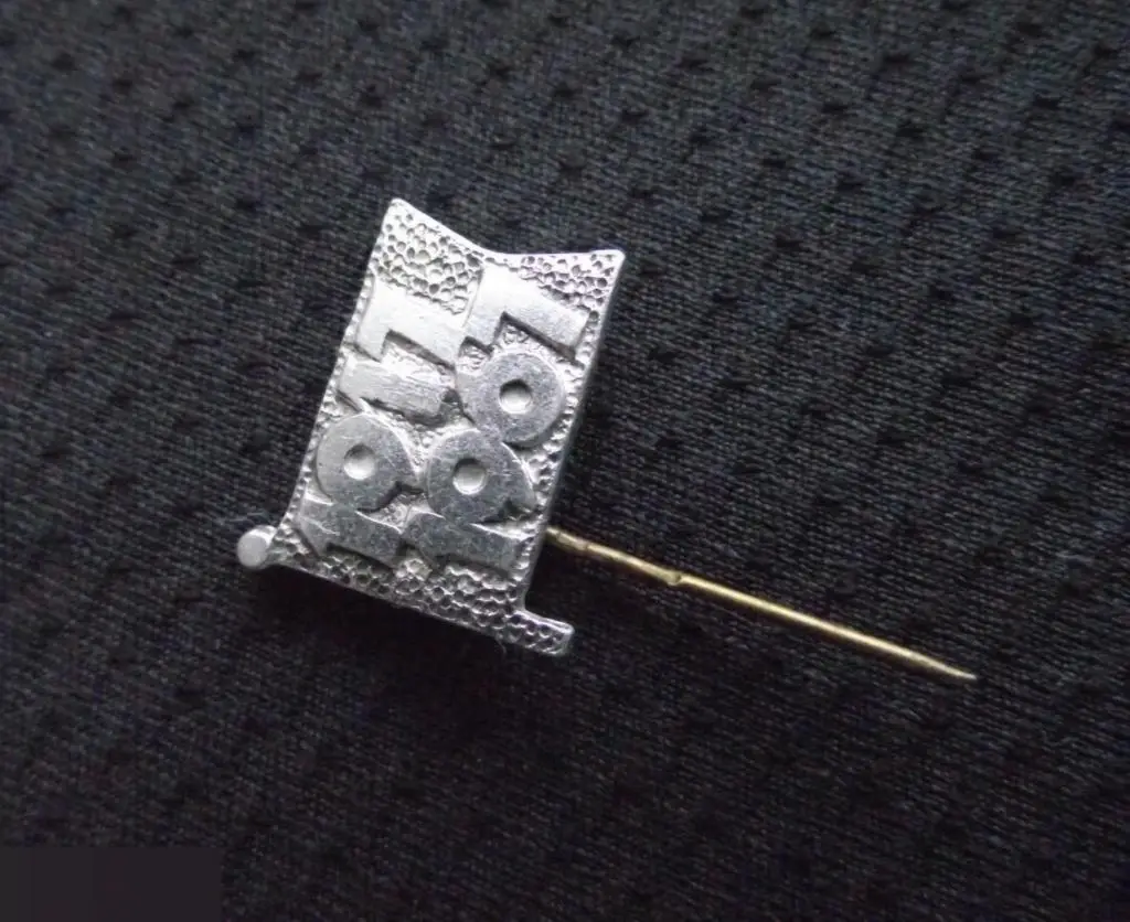 М ЗНАЧОК СССР 50 ЛЕТ ОКТЯБРЯ РЕВОЛЮЦИЯ 1917 1967 СЕРЕБРИСТЫЙ ФЛАЖОК ЛЕГКИЙ ИГЛА 17х15mm 2-й 1