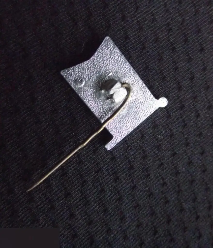 М ЗНАЧОК СССР 50 ЛЕТ ОКТЯБРЯ РЕВОЛЮЦИЯ 1917 1967 СЕРЕБРИСТЫЙ ФЛАЖОК ЛЕГКИЙ ИГЛА 17х15mm 2-й 3