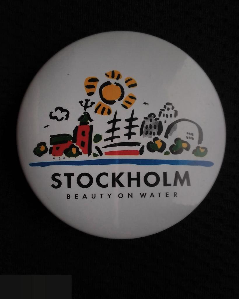 М ЗНАЧОК ИНОСТРАННЫЙ Stockholm Sweden ШВЕЦИЯ СТОКГОЛЬМ КРАСОТА НА ВОДЕ ЗАКАТНОЙ БОЛЬШОЙ ЗНАК D=56mm