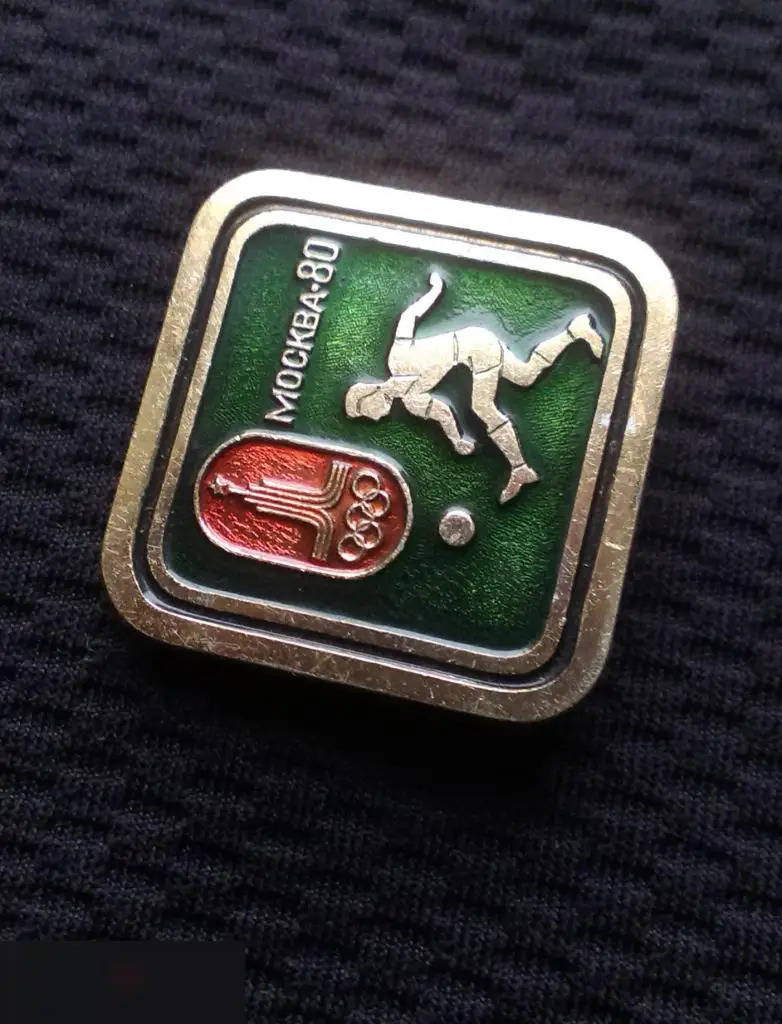 М 3Э ЗНАЧОК ФУТБОЛ 22 ОЛИМПИЙСКИЕ ИГРЫ ОЛИМПИАДА МОСКВА 80 1980 ТУРНИР ПО ФУТБОЛИСТ ЗЕЛЕНЫЙ КВАДРАТ 2