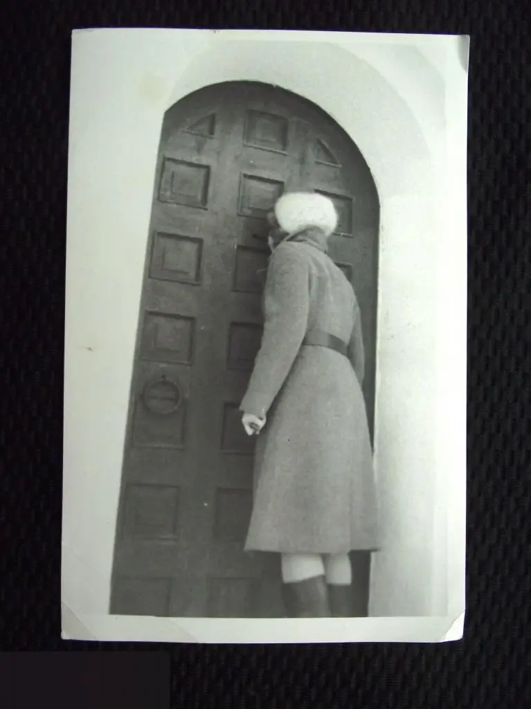 М ФОТОГРАФИЯ ФОТО ЖЕНЩИНА ДЕВУШКА У ВОРОТ ГОРОД ИЗБОРСК ХРАМ ? ЦЕРКОВЬ ЗИМА 90х140mm