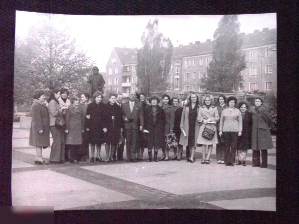 М ФОТОГРАФИЯ ФОТО ПАМЯТНИК КАРЛУ МАРКСУ ПОЛЬША ? ГЕРМАНИЯ ? СОВЕТСКИЕ ТУРИСТЫ СССР 173х233mm