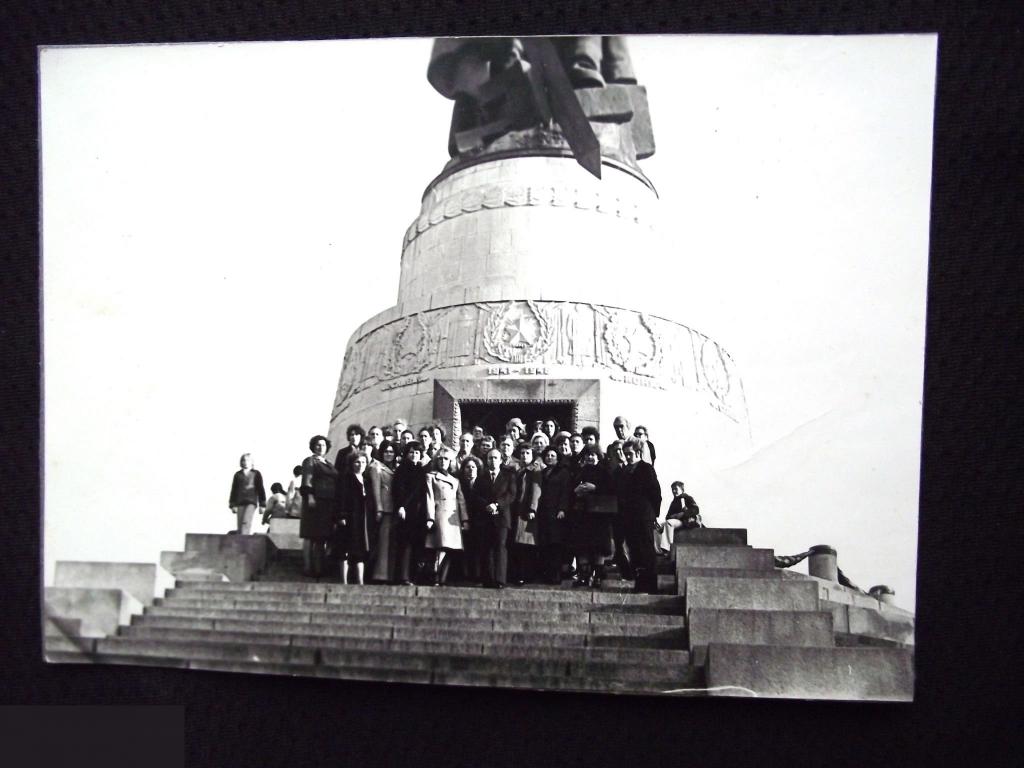 ФОТОГРАФИЯ ФОТО ТУРИСТЫ ВИННИЦА ? БЕРЛИН ТРЕПТОВ ПАРК ГДР ГЕРМАНИЯ ПАМЯТНИК ВОИНУ-ОСВОБОДИТЕЛЮ 1970